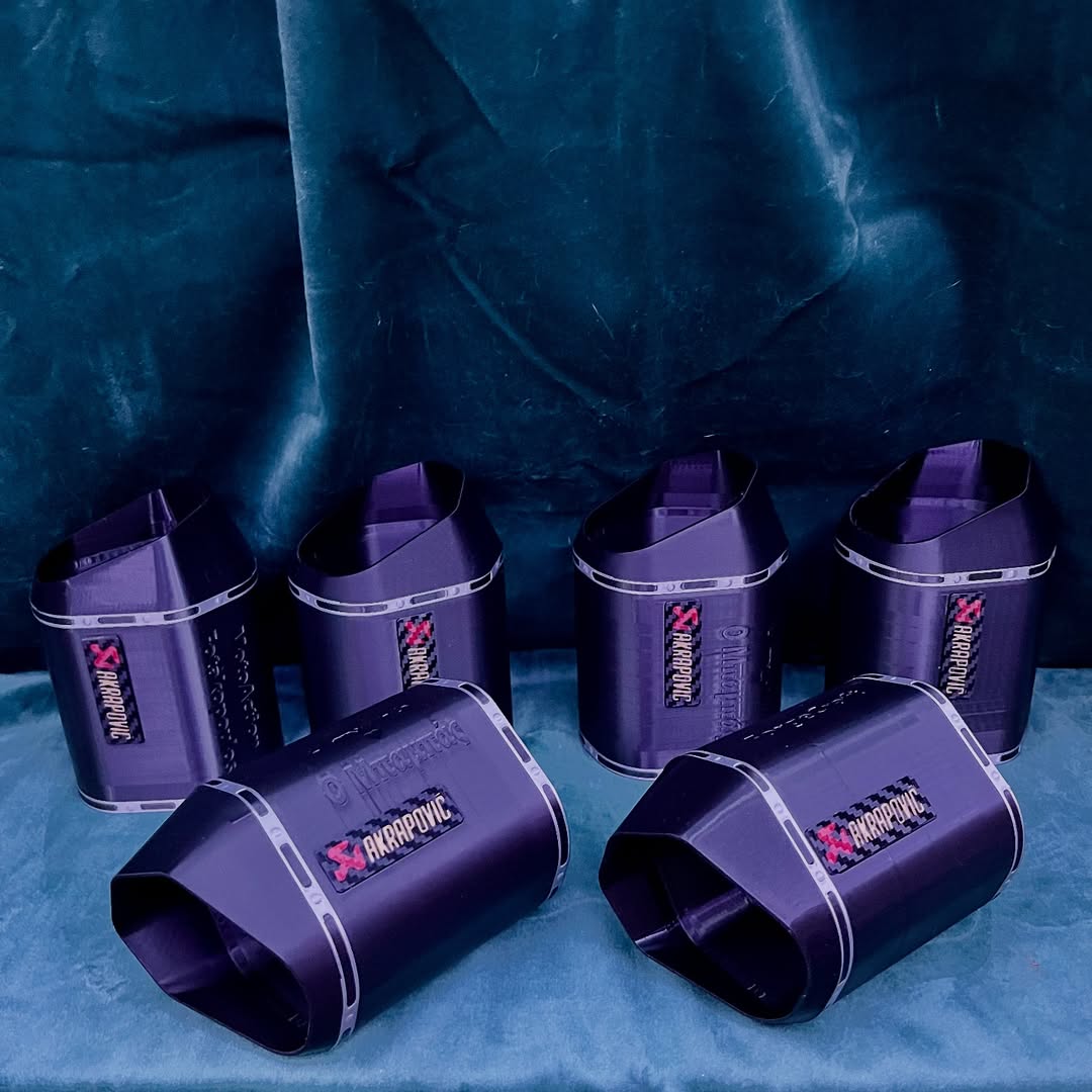 Μολυβοθήκη Akrapovic – Για Γραφεία  με Γκάζια!