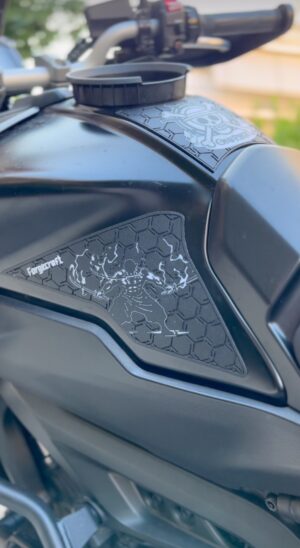 Yamaha Tracer 900 Gen 1 & Gen 2 Tankpad Set Αντιολισθητικά αυτοκόλλητα ντεπόζιτου Μαύρο - Λευκό One Piece Luffy & Zoro