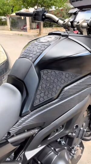 Yamaha Tracer 900 Gen 1 & Gen 2 Tankpad Set Αντιολισθητικά αυτοκόλλητα ντεπόζιτου Μαύρο Carbon Effect