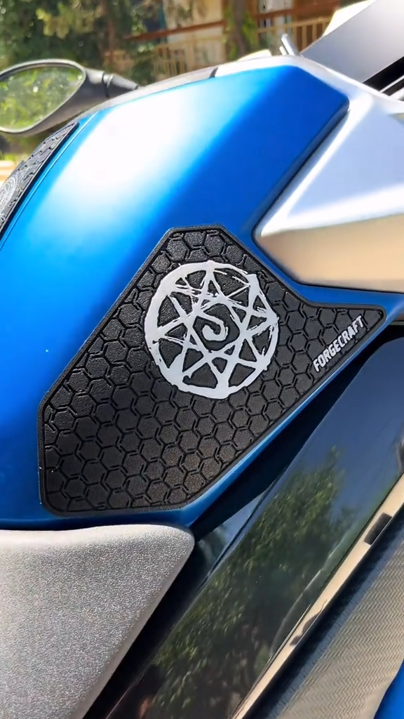 CFMoto 250/300 Full Metal Alchemist Tankpad Set Αντιολισθητικά αυτοκόλλητα ντεπόζιτου Μαύρο - Λευκό