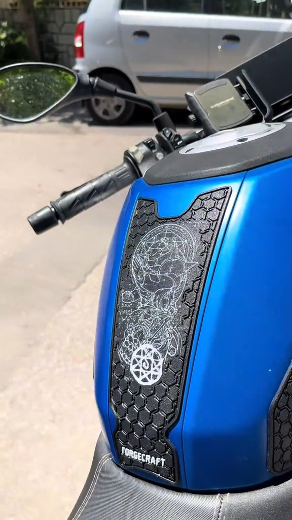 CFMoto 250/300 Full Metal Alchemist Tankpad Set Αντιολισθητικά αυτοκόλλητα ντεπόζιτου Μαύρο - Λευκό