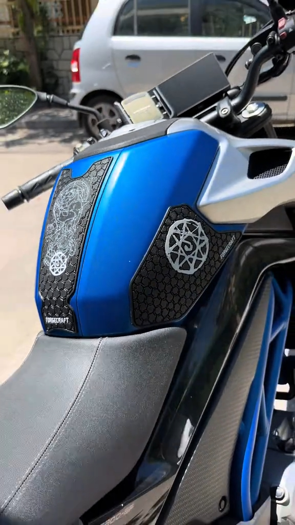 CFMoto 250/300 Full Metal Alchemist Tankpad Set Αντιολισθητικά αυτοκόλλητα ντεπόζιτου Μαύρο - Λευκό