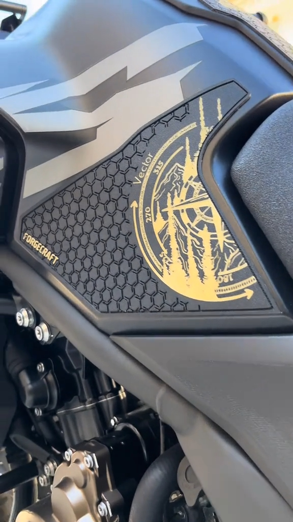 Voge DS625X-DS525X Tankpad Set Αντιολισθητικά αυτοκόλλητα ντεπόζιτου Μαύρο - Χρυσό