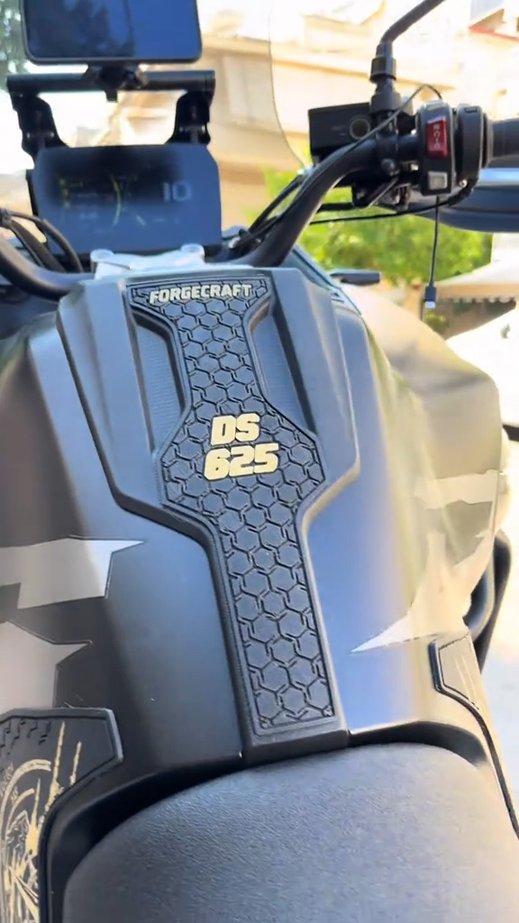 Voge DS625X-DS525X Tankpad Set Αντιολισθητικά αυτοκόλλητα ντεπόζιτου Μαύρο - Χρυσό