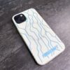 Custom θήκη iPhone Circuit Flow, λευκή με γαλάζιες γραμμές και λογότυπο Forgecraft, πλάγια όψη