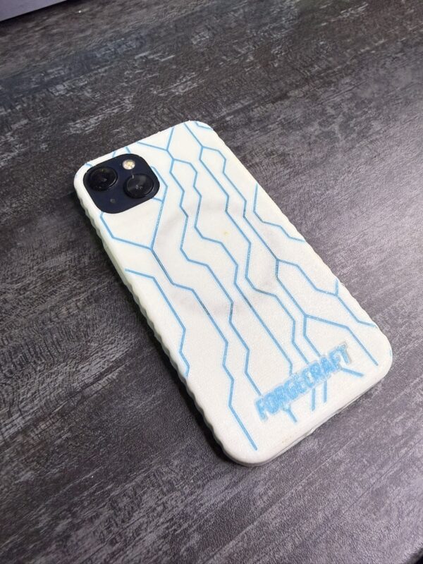 Custom θήκη iPhone Circuit Flow, λευκή με γαλάζιες γραμμές και λογότυπο Forgecraft, πλάγια όψη