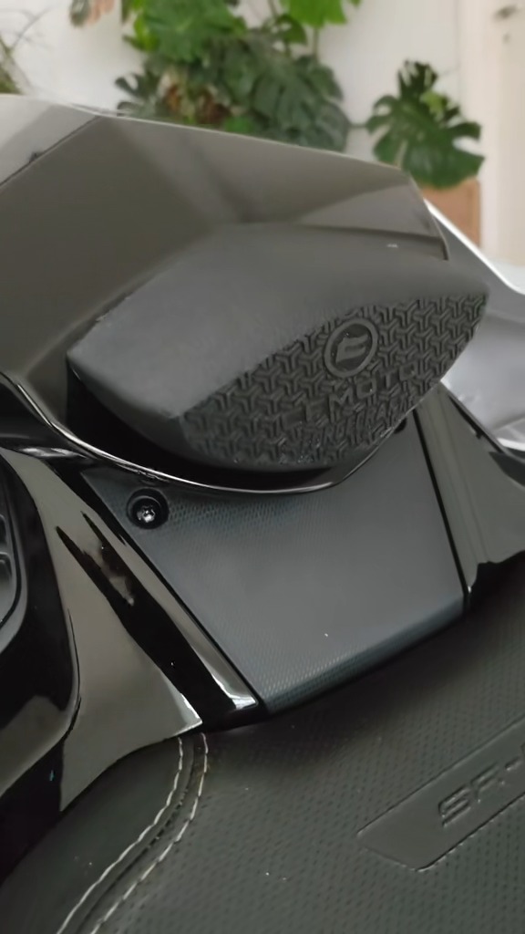 seat-pad-cfmoto-675srr-1 Μαξιλαράκι Μονόσελου CFMoto 675SR-R – Forgecraft