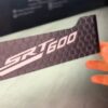 Σκίαστρο Οθόνης QJMotor SRT600 – Hex, Μαύρο / Λευκό – Forgecraft