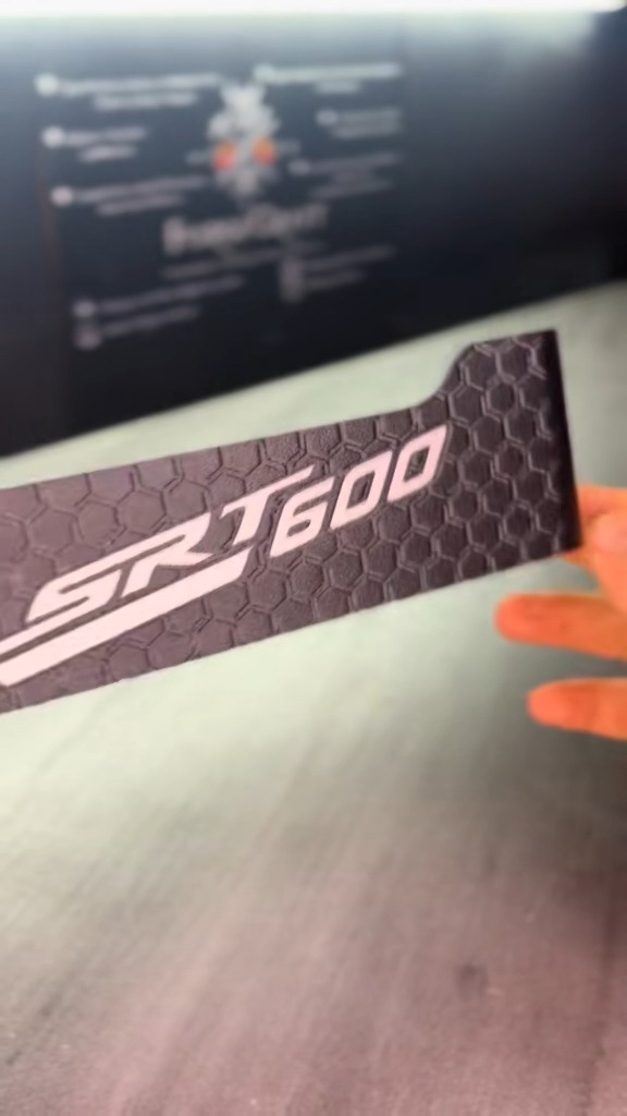Σκίαστρο Οθόνης QJMotor SRT600 – Hex, Μαύρο / Λευκό – Forgecraft