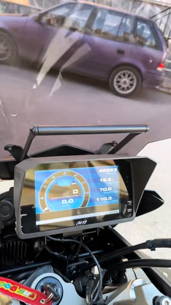 shader-yamaha-tracer900-aim-installed-1 Σκίαστρο Οθόνης Yamaha Tracer 900 – για οθόνη AIM MXP Strada, Ανθρακί – εικόνα 4