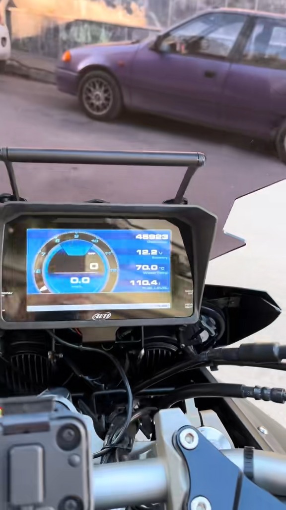 shader-yamaha-tracer900-aim-installed-2 Σκίαστρο Οθόνης Yamaha Tracer 900 – για οθόνη AIM MXP Strada, Ανθρακί – εικόνα 5