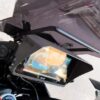 shader-yamaha-tracer900-aim-installed-3 Σκίαστρο Οθόνης Yamaha Tracer 900 – για οθόνη AIM MXP Strada, Ανθρακί – εικόνα 6