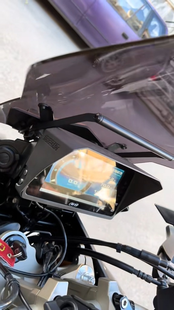 shader-yamaha-tracer900-aim-installed-3 Σκίαστρο Οθόνης Yamaha Tracer 900 – για οθόνη AIM MXP Strada, Ανθρακί – εικόνα 6