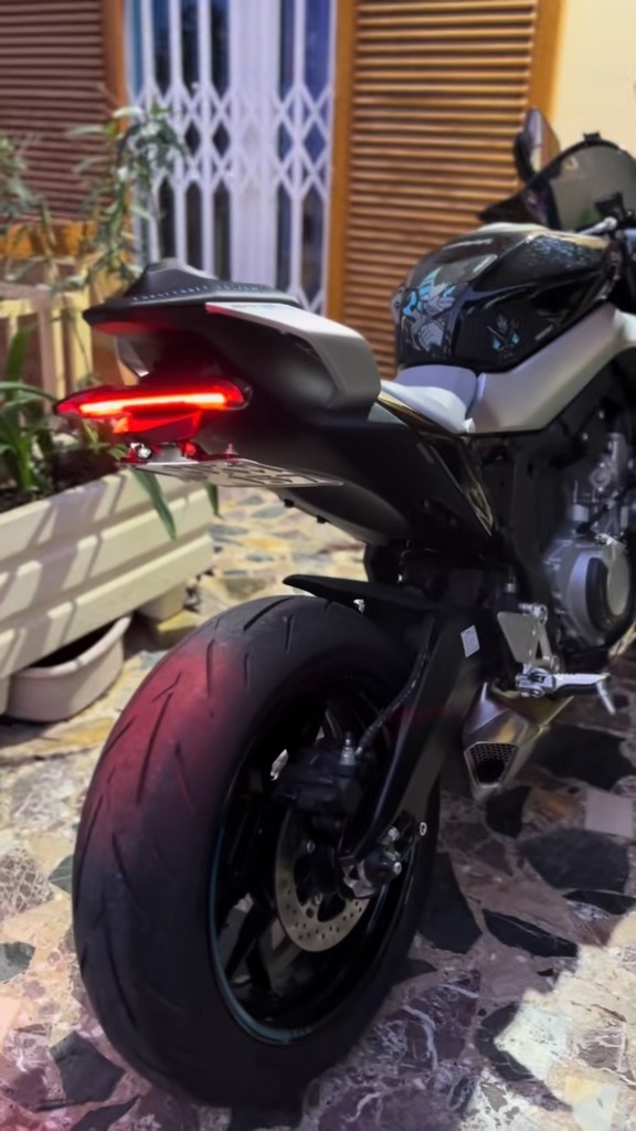 Κοντή Βάση Πινακίδας CFMoto 675SR-R / 675NK (με τα εργοστασιακά φώτα) – εικόνα 3