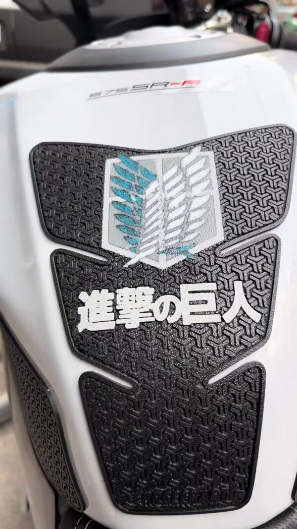 Tankpad Set CFMoto 675SR-R – Attack on Titan, Μαύρο / Λευκό / Μπλε 1 Tankpad Set CFMoto 675SR-R – Attack on Titan, Μαύρο / Λευκό / Μπλε – φωτογραφία 1