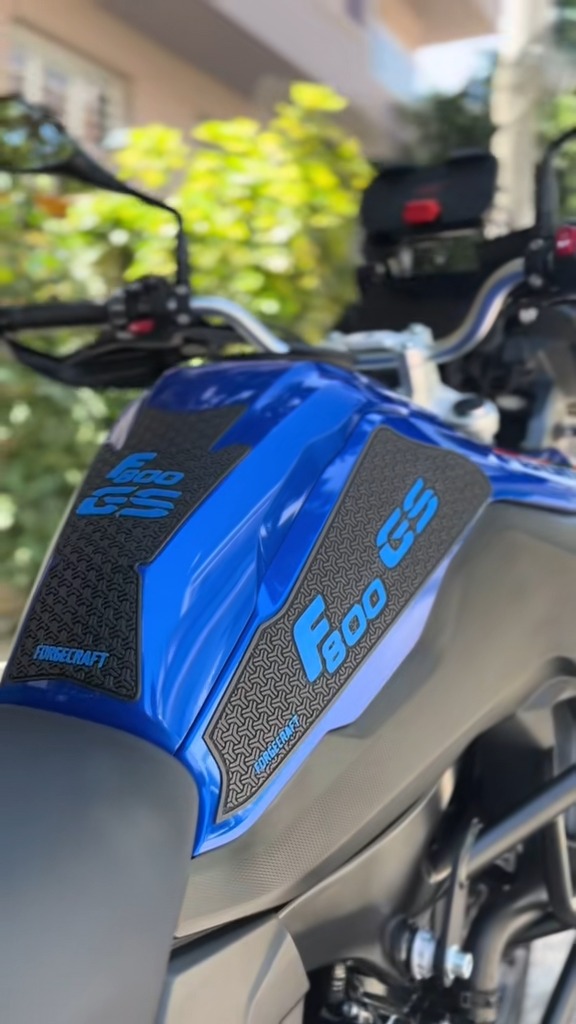 tankpad-bmw-f800gs-black-blue-3 Tankpad Set BMW F800GS – Μαύρο / Μπλε – εικόνα 3