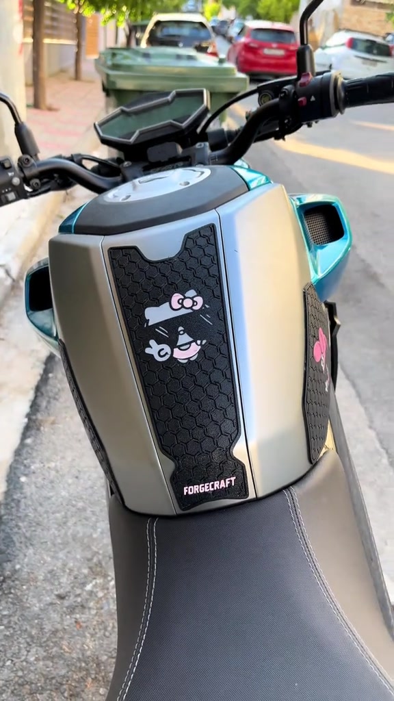 Tankpad Set CFMoto 250 / 300 – Kuromi, Μαύρο / Ροζ / Λευκό – φωτογραφία 1