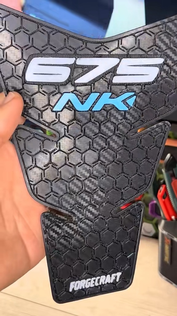 tankpad-cfmoto-675nk-carbon-look-2 Tankpad Set CFMoto 675NK – Carbon Look, Μαύρο / Λευκό / Γαλάζιο – εικόνα 2