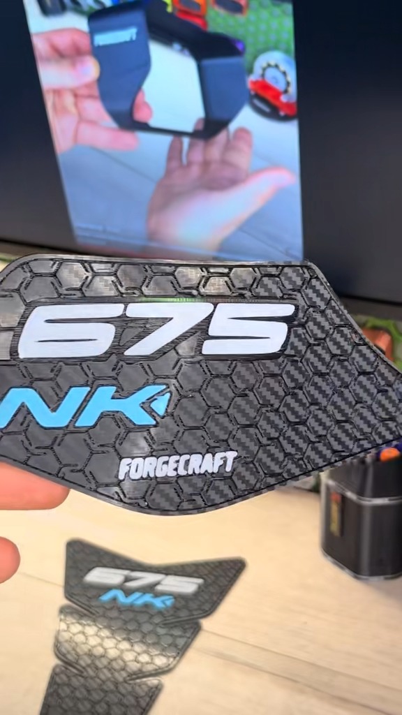 tankpad-cfmoto-675nk-carbon-look-3 Tankpad Set CFMoto 675NK – Carbon Look, Μαύρο / Λευκό / Γαλάζιο – εικόνα 3