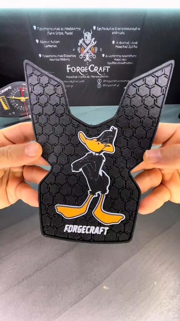 tankpad-cfmoto-700mt-daffy-duck-2 Tankpad Set CFMoto 700MT – Daffy Duck, Μαύρο / Λευκό / Πορτοκαλί – εικόνα 2