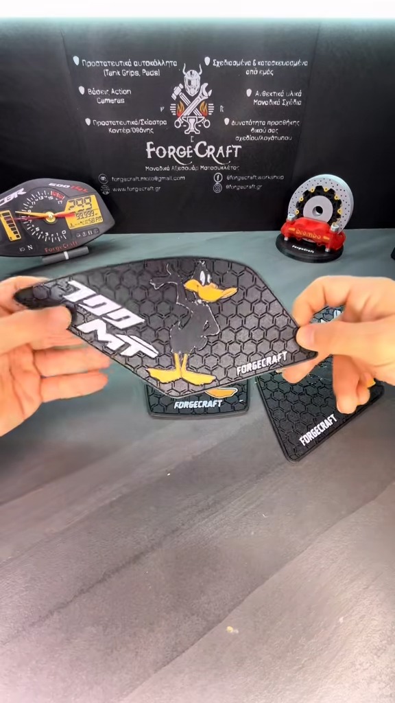 tankpad-cfmoto-700mt-daffy-duck-3 Tankpad Set CFMoto 700MT – Daffy Duck, Μαύρο / Λευκό / Πορτοκαλί – εικόνα 3