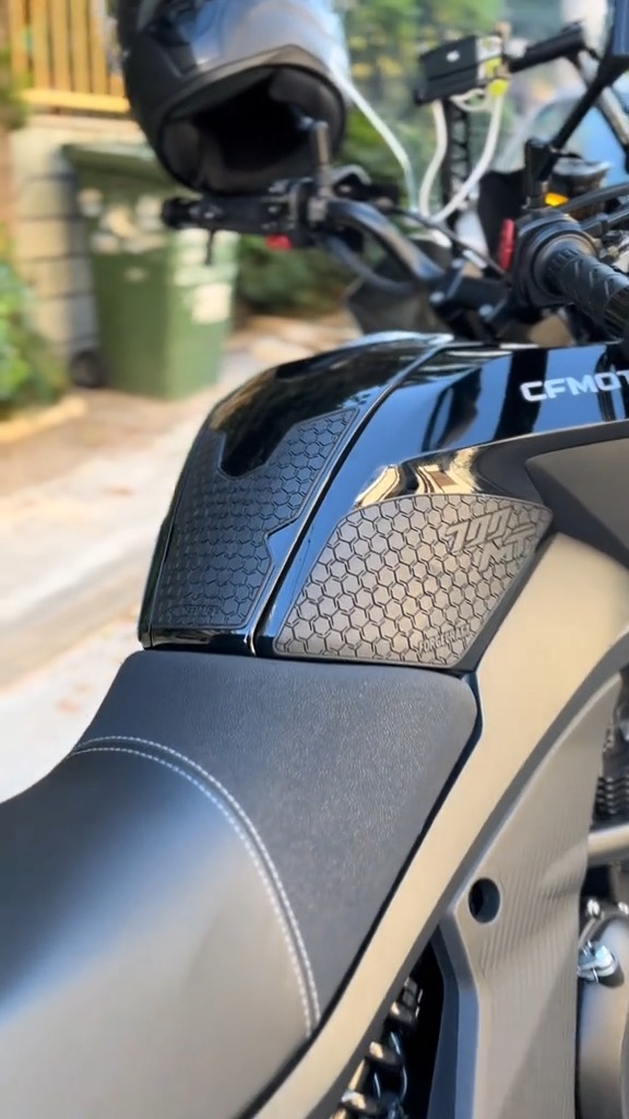 tankpad-cfmoto-700mt-hex-black-2 Tankpad Set CFMoto 700MT – Hex, Μαύρο – εικόνα 2