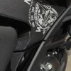 Tankpad Set CFMoto 700MT – Πειρατικό Κρανίο & Πυξίδα, Μαύρο / Γκρι – εικόνα 5