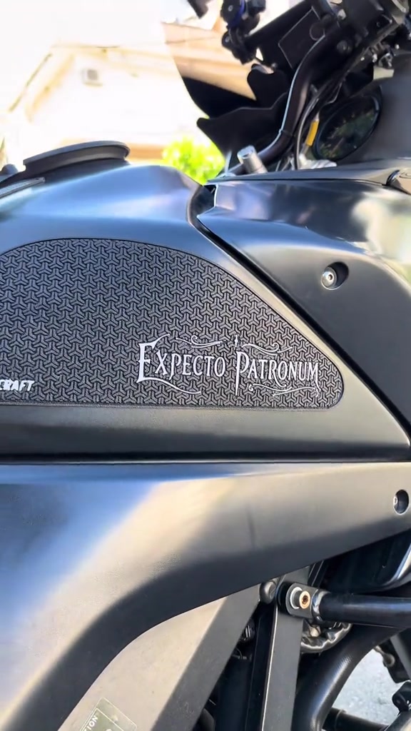 Tankpad Set Suzuki V-Strom 650 – Expecto Patronum, Μαύρο / Γκρι 1 Tankpad Set Suzuki V-Strom 650 – Expecto Patronum, Μαύρο / Γκρι – Forgecraft