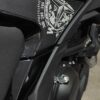 Tankpad Set CFMoto 700MT – Πειρατικό Κρανίο & Πυξίδα, Μαύρο / Γκρι – φωτογραφία 3