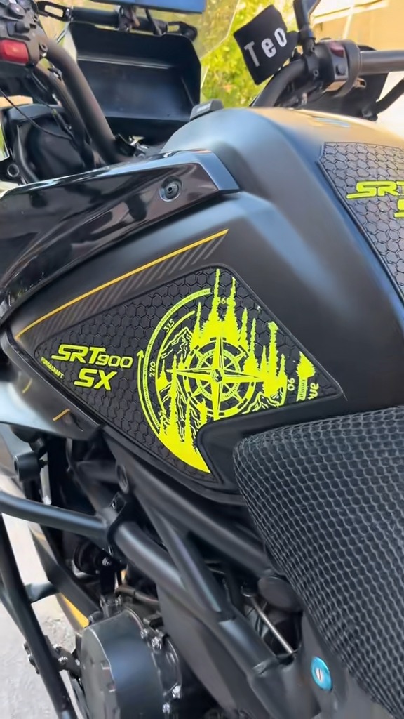 tankpad-qjmotor-srt900sx-protect-what-you-love-1 Tankpad Set QJMotor SRT900 SX – Protect What You Love, Μαύρο / Neon Κίτρινο – Forgecraft