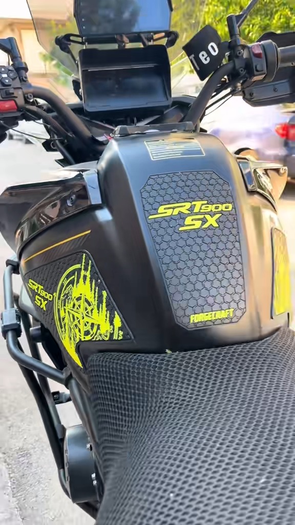 tankpad-qjmotor-srt900sx-protect-what-you-love-2 Tankpad Set QJMotor SRT900 SX – Protect What You Love, Μαύρο / Neon Κίτρινο – εικόνα 2