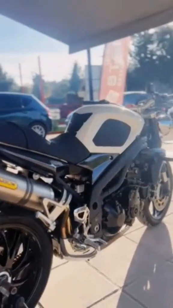 tankpad-triumph-speed-triple-1050-carbon-look-2 Tankpad Set Triumph Speed Triple 1050 – Carbon Look, Μαύρο – εικόνα 2