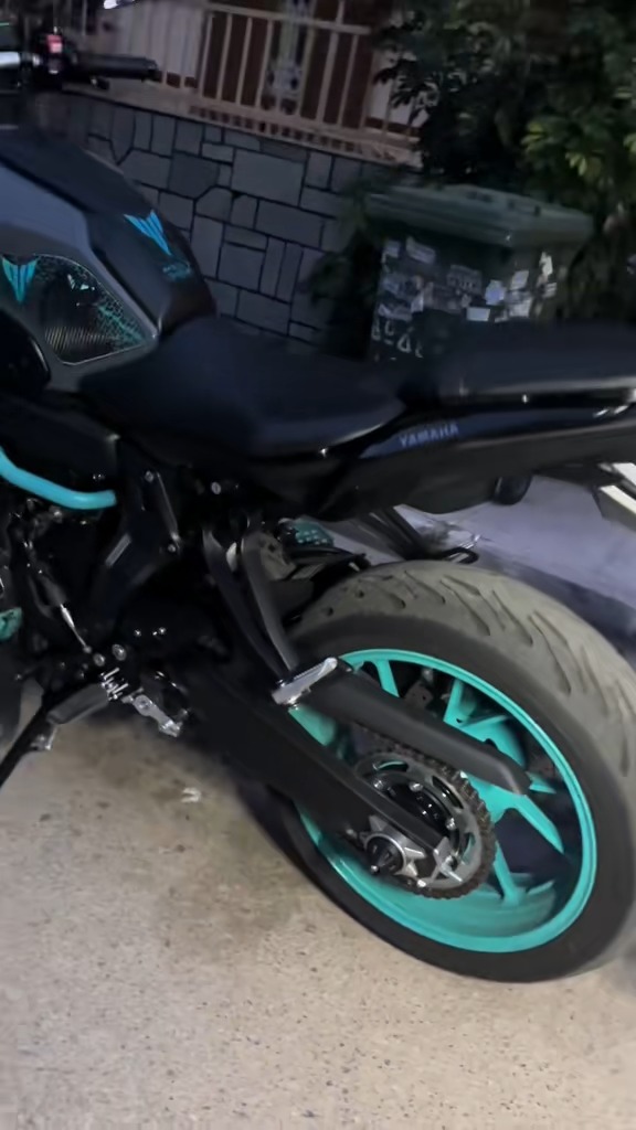 tankpad-yamaha-mt07-2021-carbon-turquoise-2 Tankpad Set Yamaha MT-07 (2021+) – Carbon Look, Μαύρο / Τιρκουάζ – εικόνα 2