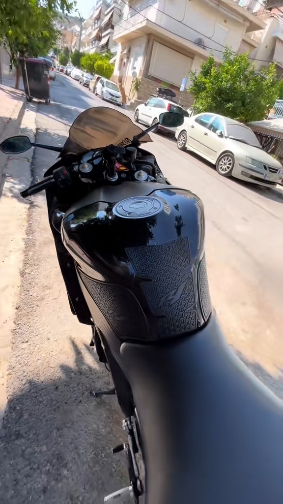 tankpad-yamaha-r1-black-2 Tankpad Set Yamaha YZF-R1 – Μαύρο – εικόνα 2