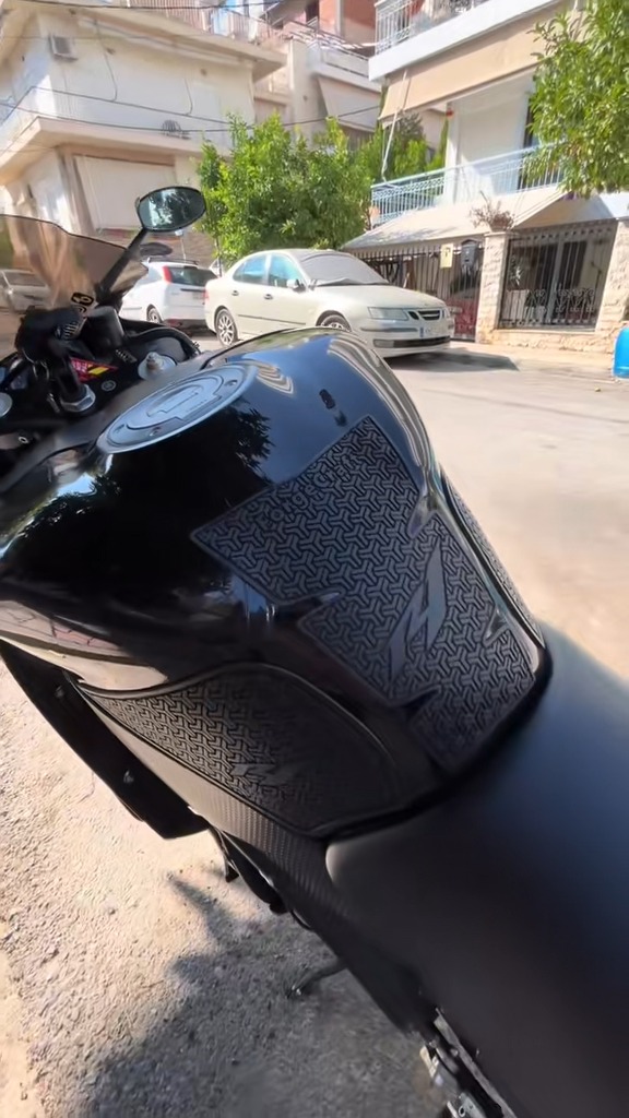tankpad-yamaha-r1-black-3 Tankpad Set Yamaha YZF-R1 – Μαύρο – εικόνα 3