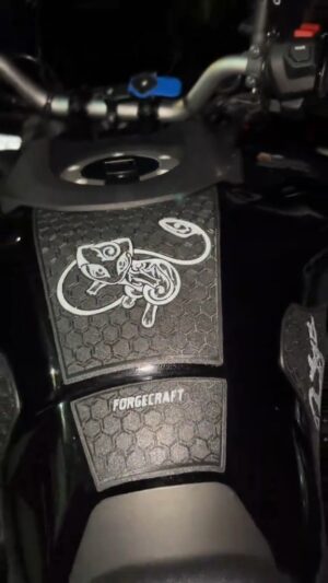 Tankpad Set Yamaha Tracer 9 (2025+) – Mew & Mewtwo, Μαύρο / Λευκό – Forgecraft