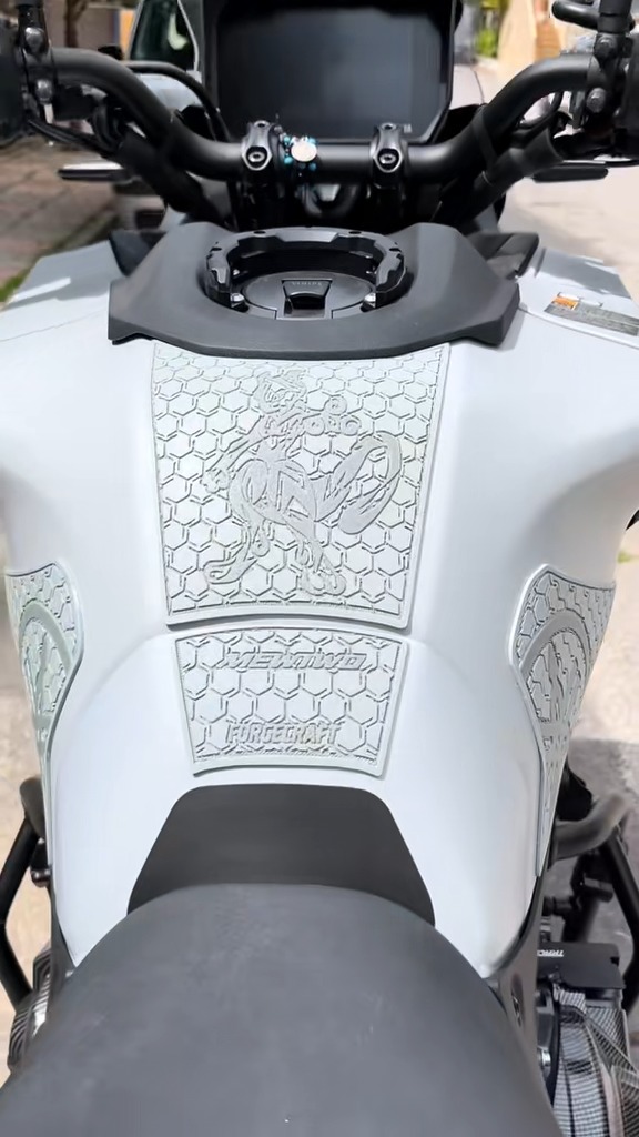 tankpad-yamaha-tracer9-2025-mewtwo-double-grey-1 Tankpad Set Yamaha Tracer 9 (2025+) – Mewtwo, Ανοιχτό Γκρι / Γκρι – Forgecraft