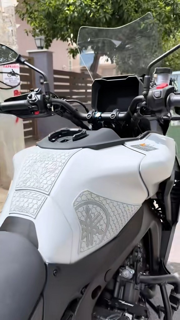 tankpad-yamaha-tracer9-2025-mewtwo-double-grey-3 Tankpad Set Yamaha Tracer 9 (2025+) – Mewtwo, Ανοιχτό Γκρι / Γκρι – εικόνα 3