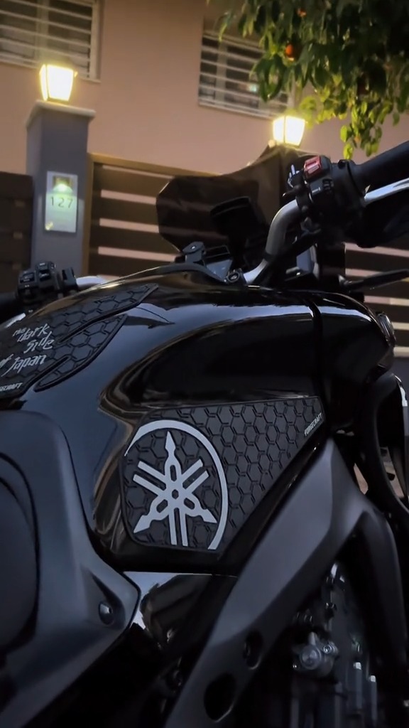 Tankpad Set Yamaha Tracer 9 (2021–2024) – The Dark Side of Japan, Μαύρο / Λευκό – εικόνα 4