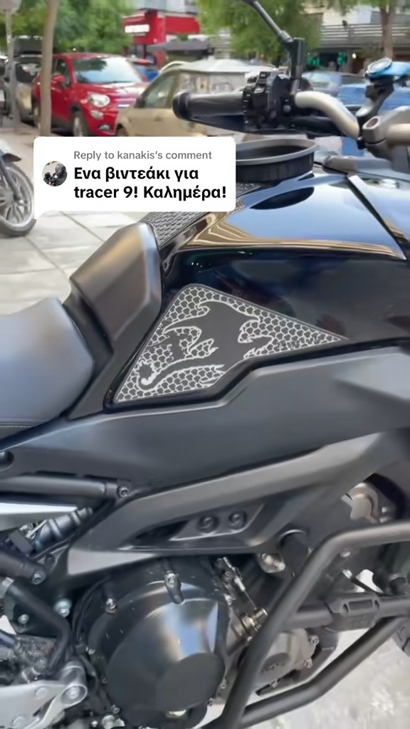 tankpad-yamaha-tracer9-gen3-draconic-1 Tankpad Set Yamaha Tracer 9 (2021–2024) – Draconic, Μαύρο / Λευκό – Forgecraft